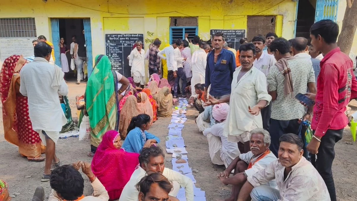 मध्यप्रदेश में खाद संकट: पत्थरों से नंबर लगाने को मजबूर किसान, आधार कार्ड और जमीन दस्तावेज दबाकर करते रहे इंतजार