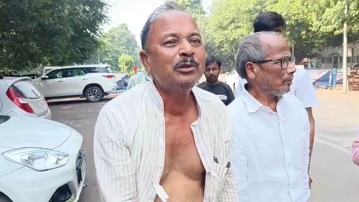 टिकट नहीं मिला तो कुर्ता फाड़कर रोने लड़ा RJD नेता, जमकर किया ड्रामा, बोला- मुझसे 2.7 करोड़ मांगे
