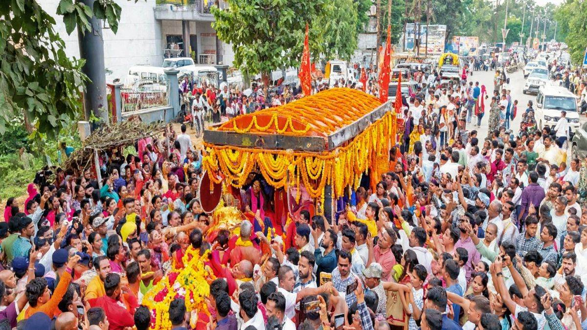बस्तर दशहरा की 618 साल पुरानी परंपरा, दंतेवाड़ा से जगदलपुर के लिए निकली मां दंतेश्वरी की डोली, दर्शन को उमड़ा जनसैलाब