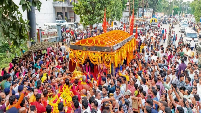 बस्तर दशहरा की 618 साल पुरानी परंपरा, दंतेवाड़ा से जगदलपुर के लिए निकली मां दंतेश्वरी की डोली, दर्शन को उमड़ा जनसैलाब
