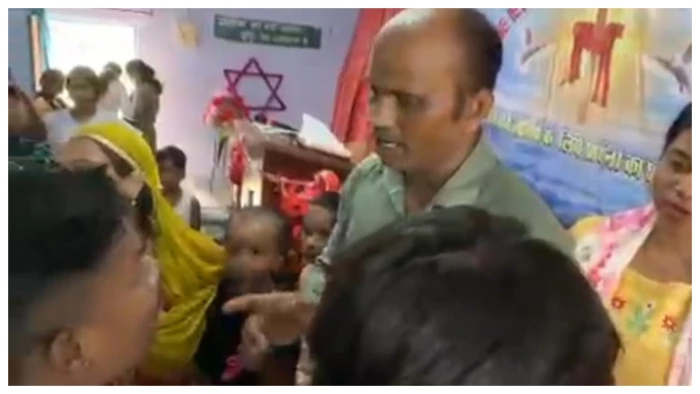 कोरबा के ओमपुर में मतांतरण के लिए हिंदू परिवारों को प्रलोभन देने का आरोप, बजरंग दल ने किया हंगामा, जांच शुरू