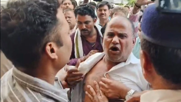 ग्वालियर ट्रॉमा सेंटर पर हंगामा... CM के रवाना होते ही एडवोकेट मनोज शर्मा ने डीन को जड़ा थप्पड़, हिरासत में आरोपी