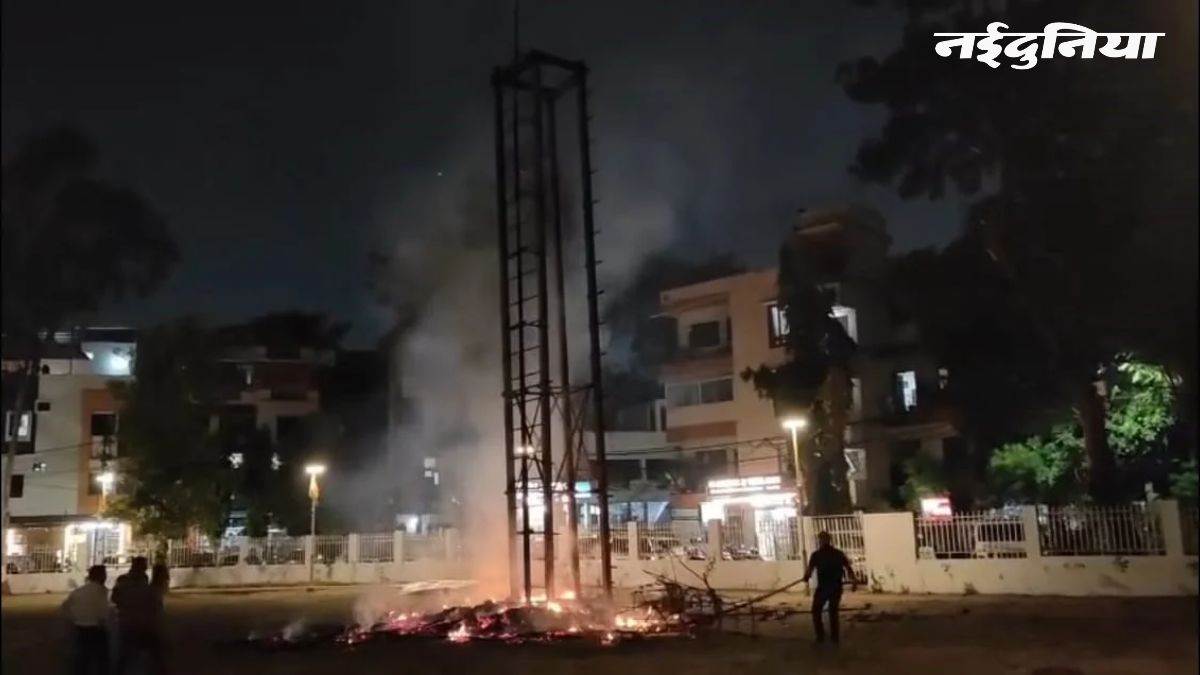 इंदौर में दशहरे से पहले ही जला रावण, इंद्रपुरी कॉलोनी में शॉर्ट सर्किट से पुतले में लगी आग, राख हुआ ढांचा