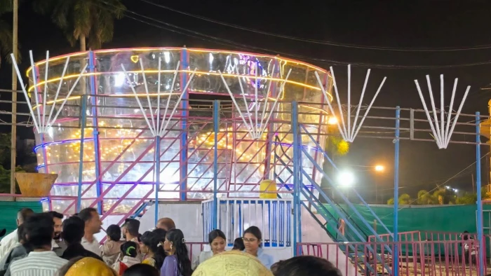 जबलपुर के गोलबाजार मेले में हादसा, रील बनाते समय खुला तेज रफ्तार झूले का गेट, बच्ची समेत 2 लोग गिरे