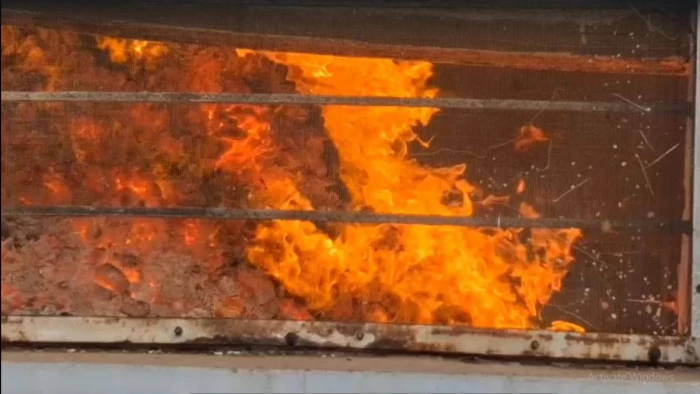जबलपुर में पारले-जी बिस्किट फैक्ट्री में लगी आग बुझाने के लिए सिहोरा, शहपुरा से बुलवाए 40 दमकल, देखें फोटो