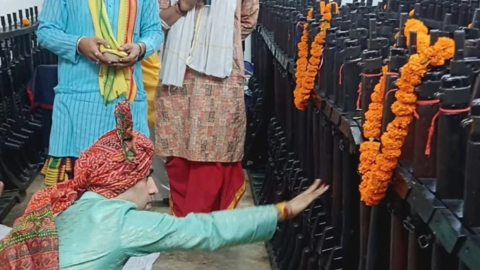 विदिशा में पुलिस शस्त्रागार में 1944 में बनी 303 ली-एनफील्ड राइफल से लेकर आधुनिक लॉन्चर तक