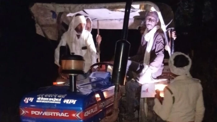 सतना में बालू ले जाते बिना नंबर के ट्रैक्टर-ट्राॅली जब्त, महंगी होने से चुपचाप कर रहा था एकत्र