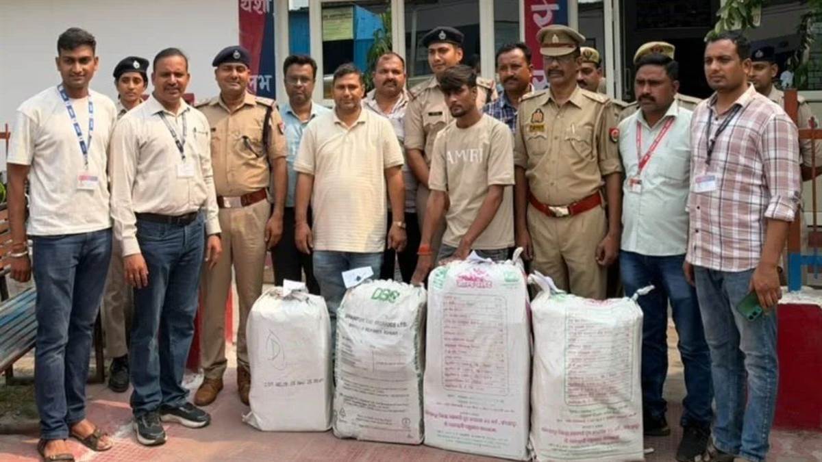 झांसी स्टेशन पर ट्रेन से 2.55 करोड़ रुपये की चांदी बरामद, शिवपुरी के अमोला का युवक 133 किलो आभूषणों के साथ गिरफ्तार