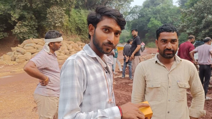 शीतला माता मंदिर हादसे में देवदूत बनकर पहुंचे खदान में जेसीबी ऑपरेटर प्रिंस, ट्रक उठाकर बचाई घायलों की जान
