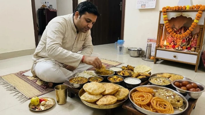 Navratri के बाद अचानक ज्यादा खाना पड़ सकता है भारी, व्रत खोलते समय रखें इन 6 बातों का ध्यान