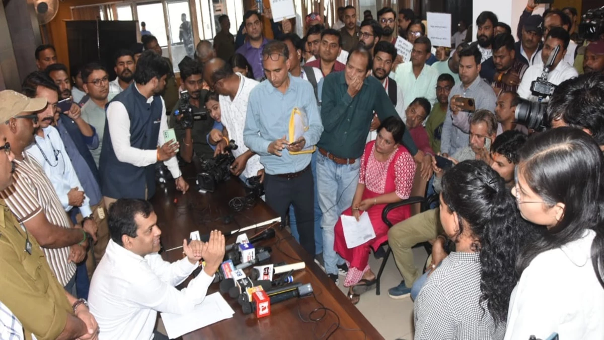 भोपाल में नगर निगम के अनाधिकृत परियोजना पर अनैच्छिक, अनैच्छिक मकानों को लेकर हितग्राहियों ने प्रदर्शन किया