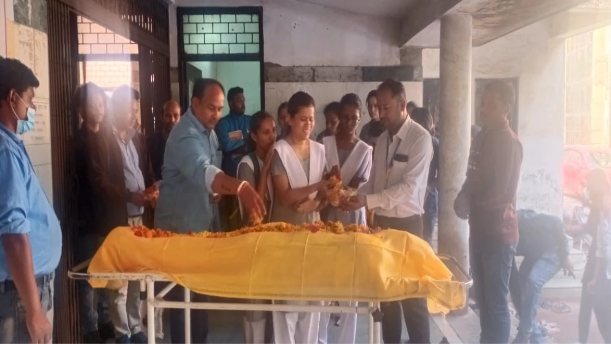 झूठ नहीं बोल रहा हूं, धोखा दे रही हूं डॉक्टर महिला डॉक्टर ने धोखा दे दिया है