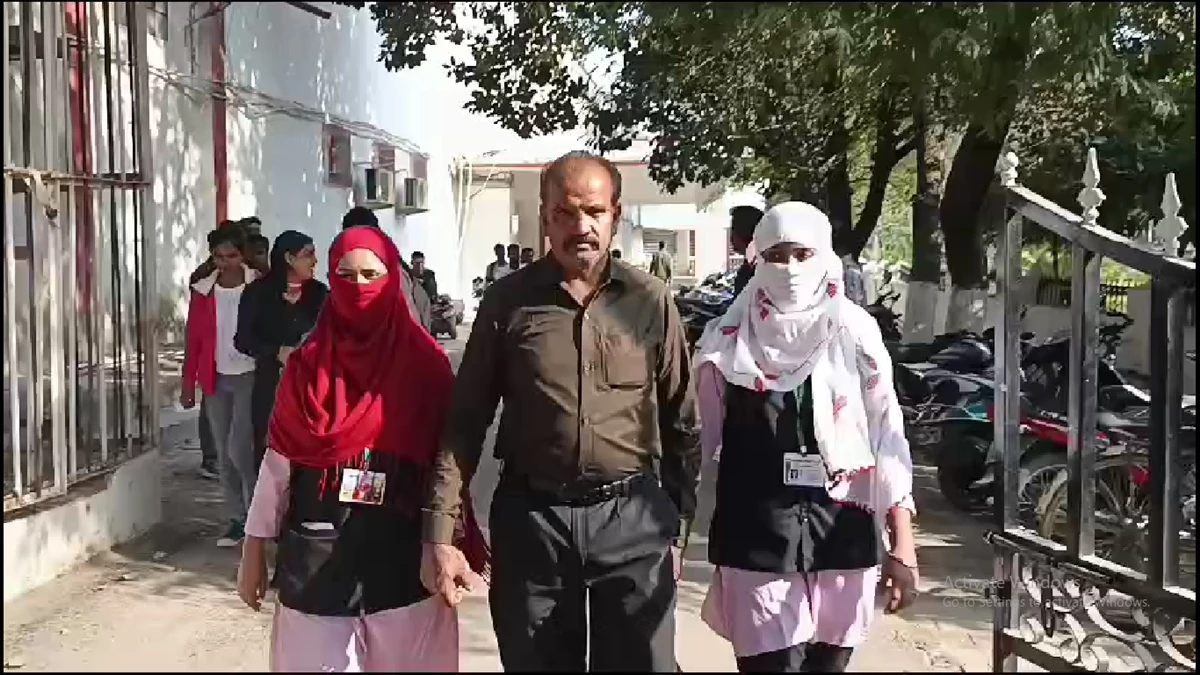 अंबिकापुर: वुमन कॉलेज में रैगिंग, इलेक्ट्रानिक ने सीनियर पर एडमिशन और एडमिशन के लिए प्रमोशन का आरोप लगाया