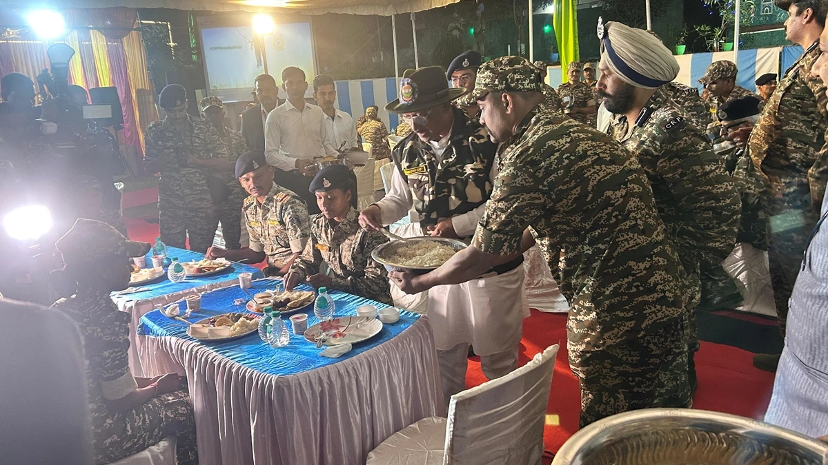 Chhattisgarh: सीएम विष्णुदेव साय ने CRPF कैंप में बिताई रात, जवानों को परोसा खाना, ऐसा करने वाले छत्‍तीसगढ़ के पहले मुख्यमंत्री