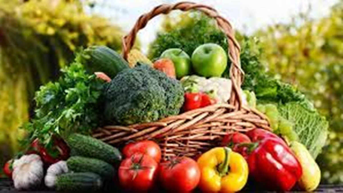 Vegetable Price Hike: टमाटर के दाम सुर्ख, प्याज निकाल रही आंसू, आलू में भी तेजी