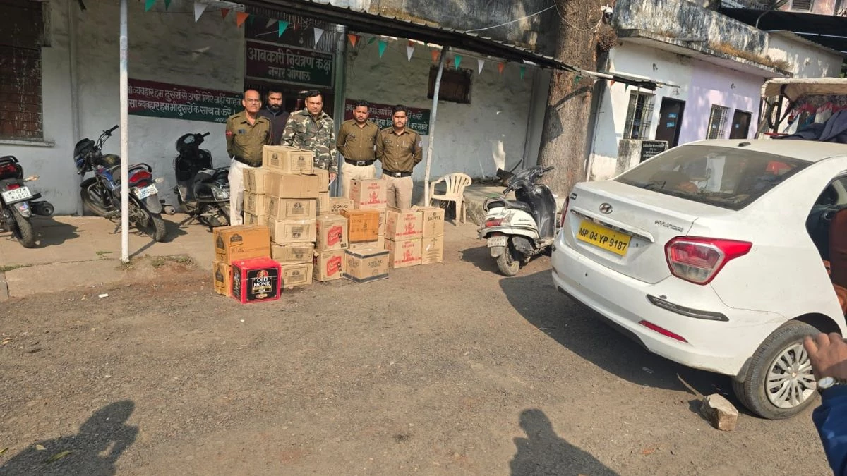 भोपाल की पॉश कालोनी से साढ़े तीन लाख की अंग्रेजी शराब बरामद, पुलिस को देख कार छोड़कर भागा तस्कर