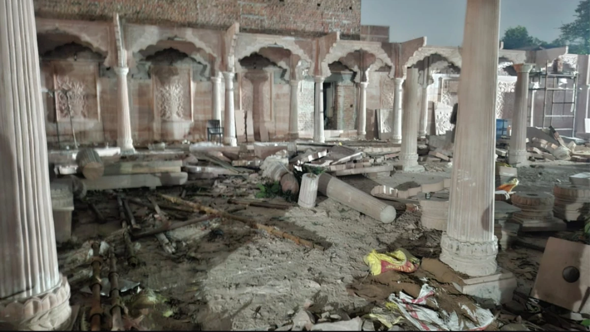 दतिया के पीतांबरा पीठ में तेज आवाज के साथ ढहे निर्माणाधीन मुख्य द्वार के आठ पिलर, दहल गए दर्शनार्थी