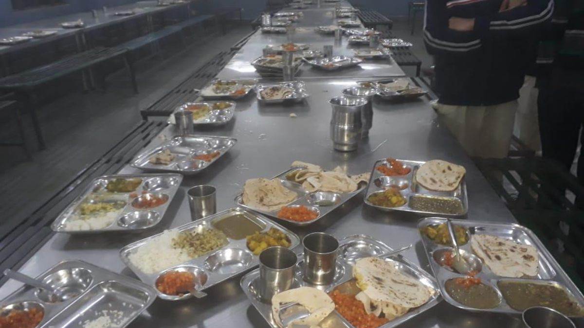 भोपाल में छात्रावास मैस के खाने में गड़बड़ी की चैटबोट पर करें शिकायत, जारी किया गया नंबर