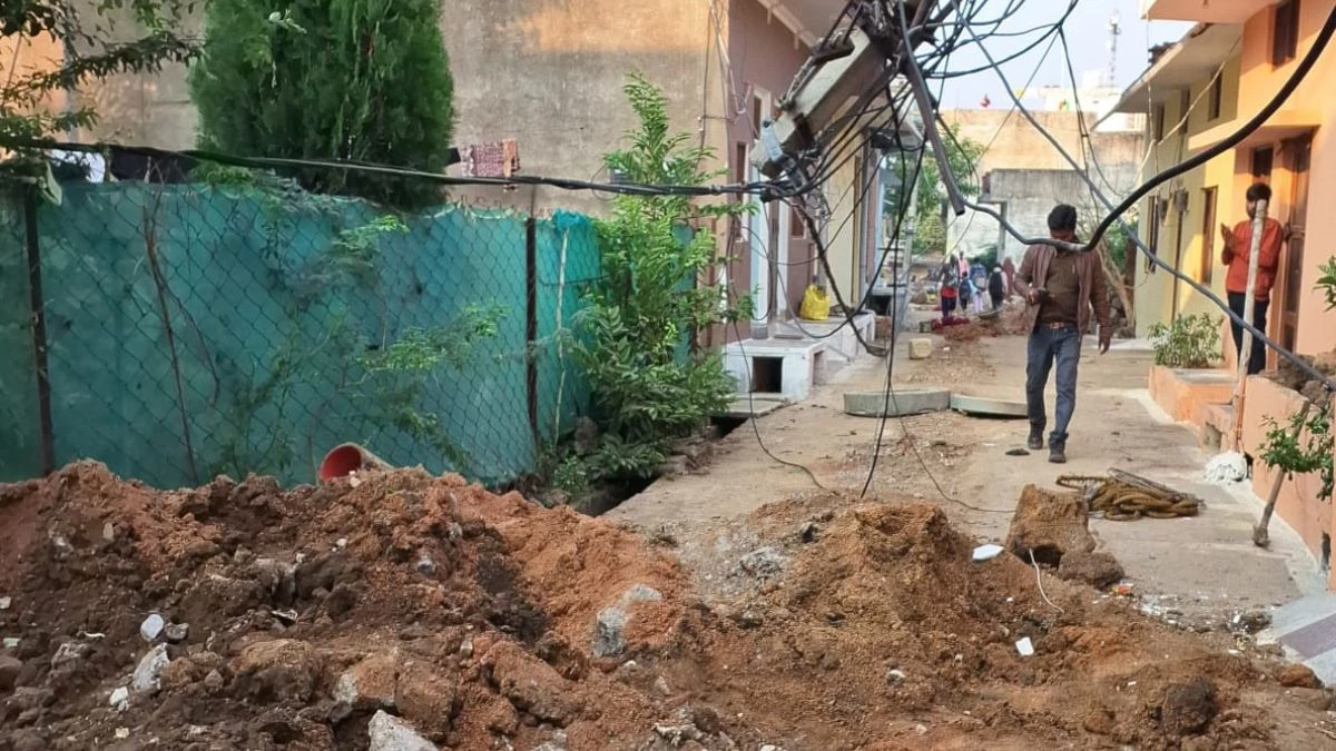 खजुराहो में बड़ी लापरवाही... जेसीबी मशीन से तोड़ दिए बिजली के खंभे, जमीन पर दौड़ने लगा करंट