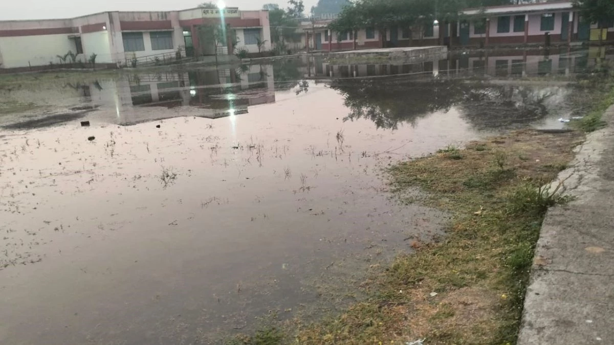 रातभर टंकी ओवरफ्लो, सुबह स्कूल का पूरा मैदान जलमग्न, कक्षा में कराई गई प्रार्थना
