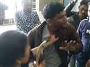 Burhanpur News: बुरहानपुर जिला अस्पताल में मनचले युवक की चप्पलों से की पिटाई