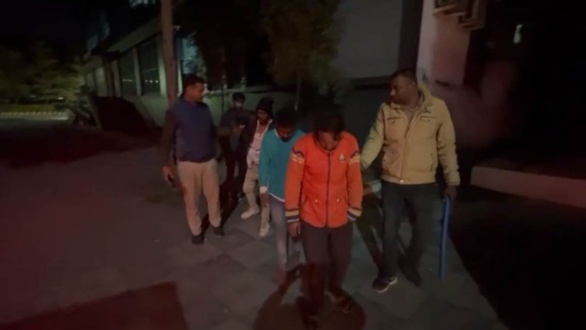 शराब के पैसे दो वरना...' बिलासपुर में दोस्तों ने ही दोस्त को अधमरा होने तक पीटा, रोंगटे खड़े कर देगा वीडियो वायरल