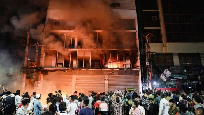 Bangladesh Violence: बांग्लादेश में हिंदू युवक की नृशंस हत्या... भीड़ ने पहले बेरहमी से पीटा, फिर पेड़ से बांधकर जिंदा जलाया