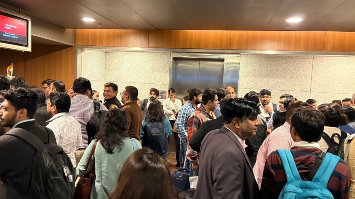 इंडिगो ने होटल नहीं, सिर्फ खाना देकर टर्मिनल में रोका, मुंबई-इंदौर उड़ान निरस्‍त