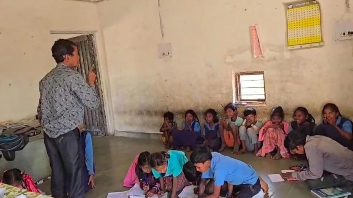 'तुझको मिर्ची लगी तो मैं क्या करूं...', MP में नशे में धुत सरकारी शिक्षक क्लास में बच्चों को सिखा रहा गाने, वीडियो वायरल