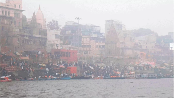 UP में रिकॉर्ड तोड़ ठंड: शिमला-मनाली से भी सर्द हुई वाराणसी, कोहरे की चादर में लिपटा पूर्वांचल