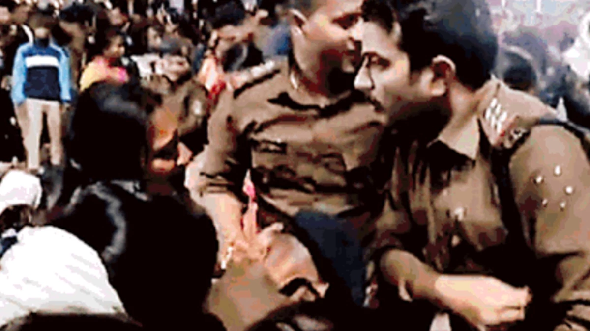 रायपुर में धरना दे रहे बर्खास्त शिक्षकों पर पुलिस ने लिया एक्शन, सभी को हटाया