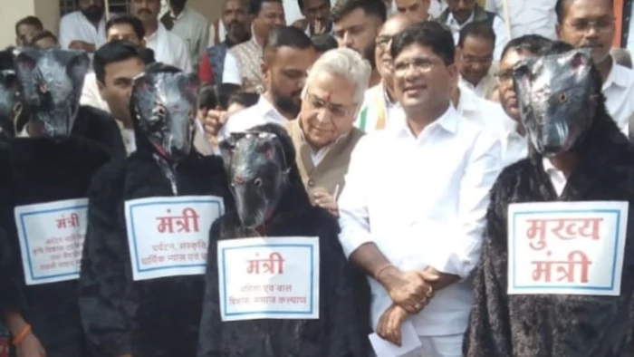 CG में कांग्रेस ने निकाली 'चूहों की बरात', करोड़ों रुपये के धान घोटाले के विरोध में BJP सरकार के खिलाफ अनोखा प्रदर्शन