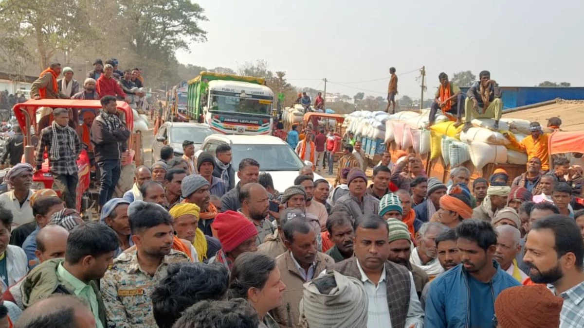 CG News: धान बिक्री के लिए टोकन नहीं मिलने से नाराज किसानों ने राजपुर में नेशनल हाईवे किया जाम