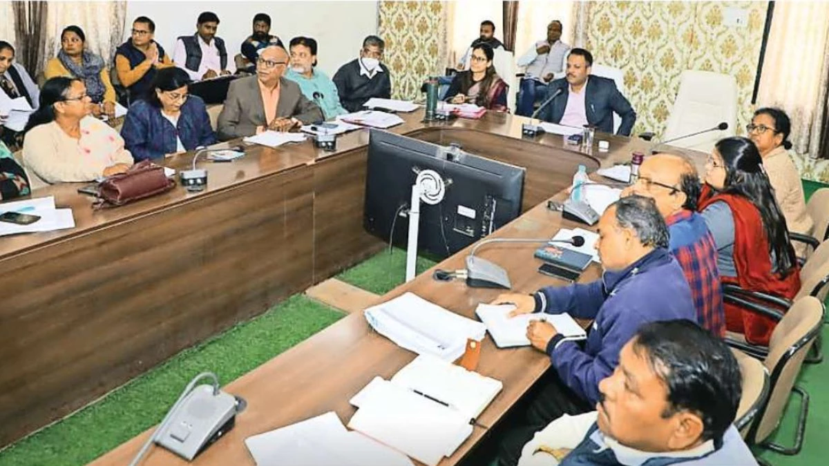 देवास में कलेक्टर की लापरवाह डॉक्टरों, स्वास्थ्यकर्मियों पर बड़ी कार्रवाई, एक निलंबित, पांच की वेतनवृद्धि रोकी