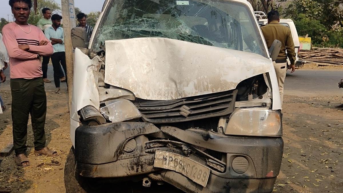 देवास में हादसा: तेज रफ्तार वैन पलटी, पेड़ व नल से टकराने के बाद बालक को लिया चपेट में, मौत