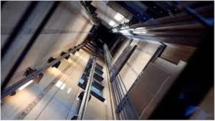 भोपाल के गंगानगर मल्टी में लिफ्ट झटके से गिरने से मचा हड़कंप, महिला और तीन बच्चों की बाल-बाल बची जान