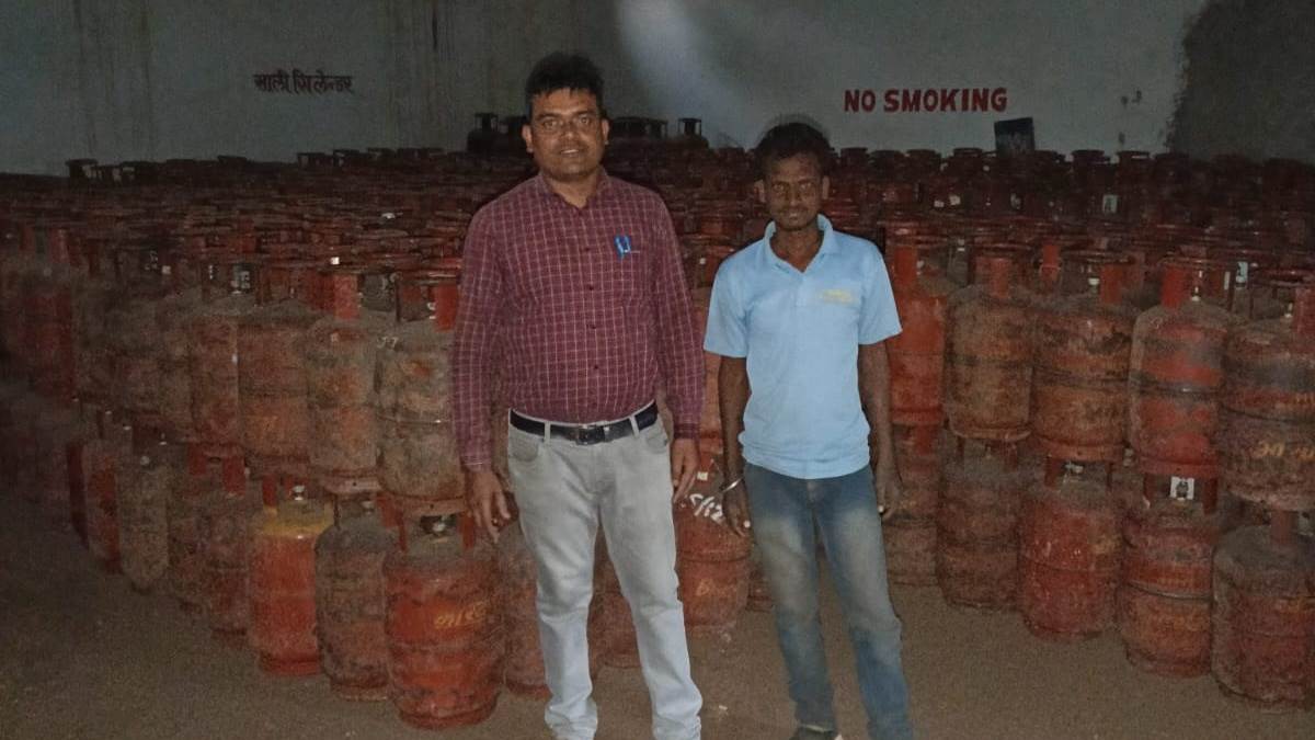 दुर्ग में एक गैस एजेंसी से 838 नग घरेलू गैस सिलिंडर जब्त, स्टाक में गड़बड़ी पाए जाने पर कार्रवाई