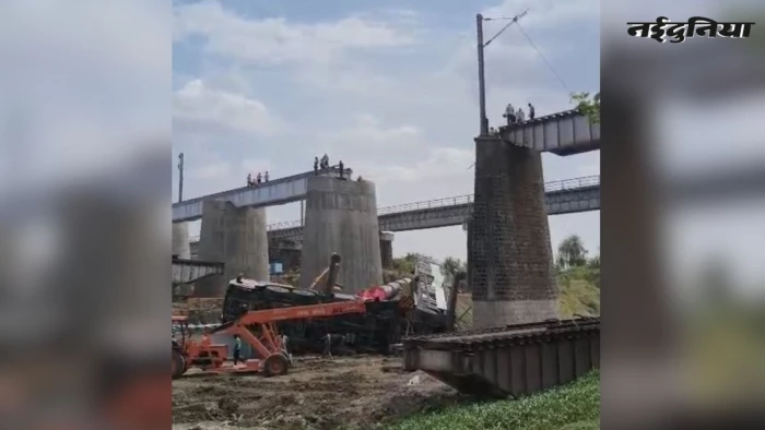 उज्जैन में तराना रोड स्टेशन के पास बड़ा हादसा, रेलवे ब्रिज की मरम्मत के दौरान गार्डर सहित क्रेन नदी में गिरी, रेल यातायात प्रभावित