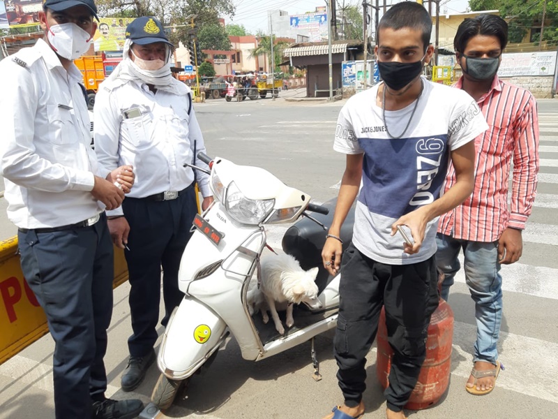 Lockdown in Guna: साहब, घर में कुत्ता बोर हो रहा था, स्कूटी पर घुमाने बाजार लाया