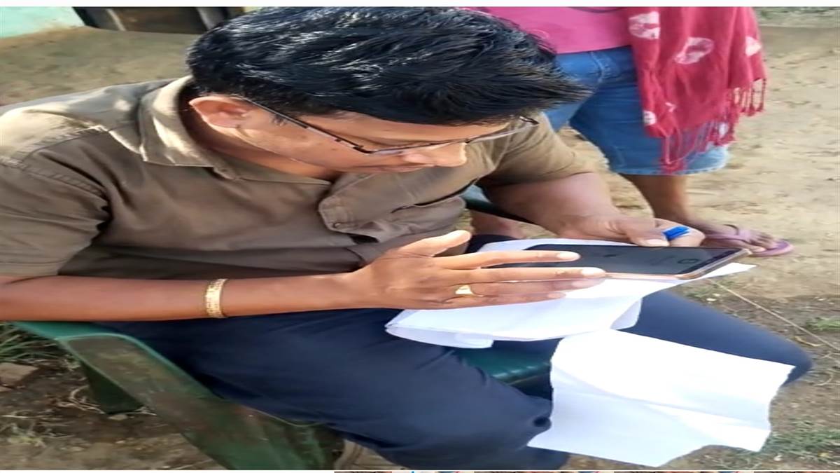 Janjgir-champa News : घर आजा मोर संगी : पलायन किए परिवारों को वीडियो कालिंग कर मतदान करने किया जा रहा प्रेरित