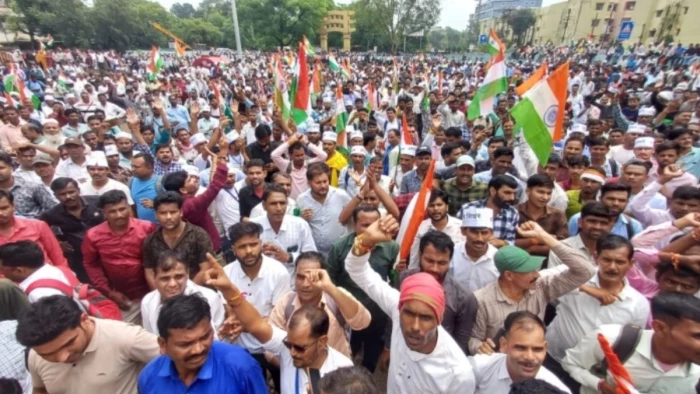भोपाल में शिक्षकों का शक्ति प्रदर्शन, पात्रता परीक्षा के विरोध में उतरे 50 हजार कर्मचारी