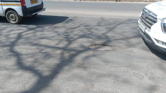 एजी ऑफिस पुल पर सफर होगा सुगम... 90 लाख की लागत से सुधरेगी सड़क, बारिश से पहले मरम्मत की तैयारी