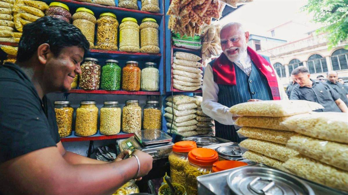 'प्याज खाता हूं, दिमाग नहीं...', झालमुड़ी की दुकान पर रुके पीएम मोदी, दुकानदार ने कहा- गलती हो गई