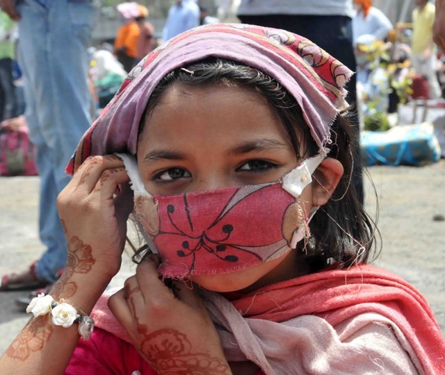 बच्ची ने खुद की बना लिया मास्क