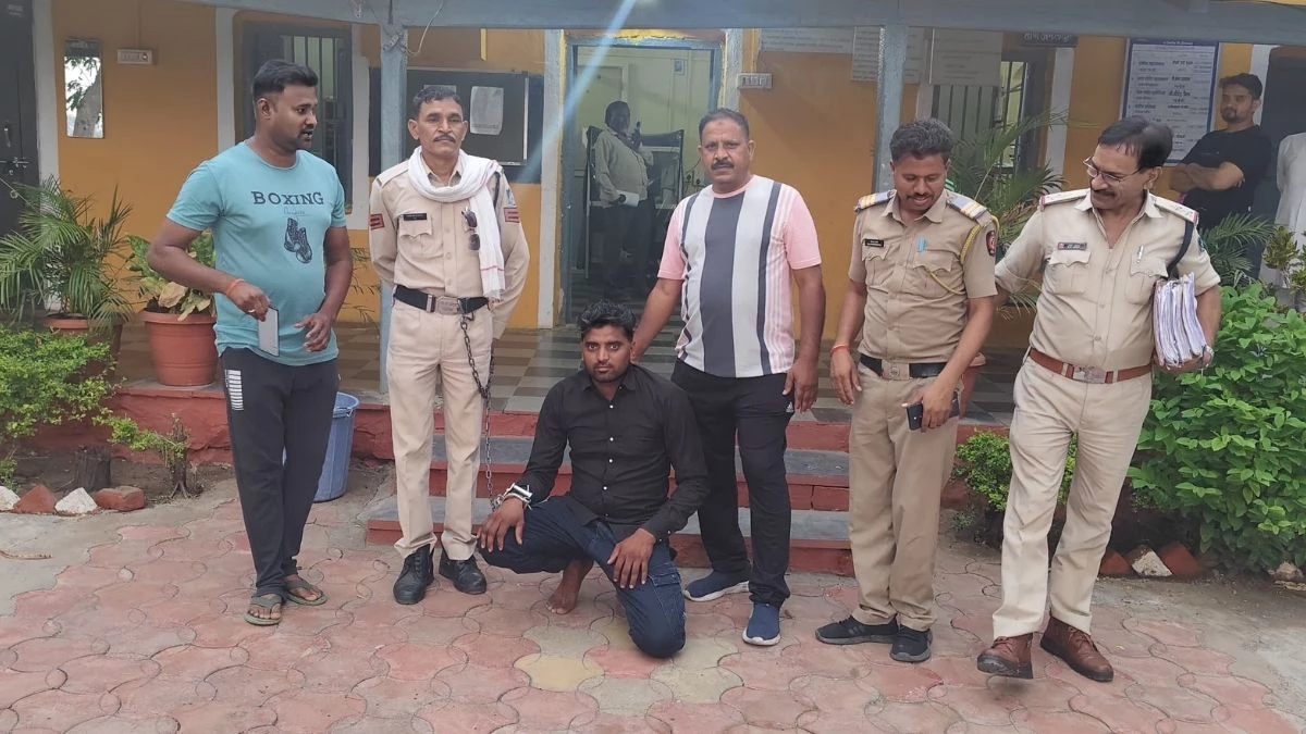 खंडवा में शादी में बराती बनकर घुसी पुलिस ने चोर को पकड़ा, जज के बंगले से चुराया था चंदन का पेड़