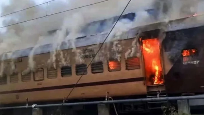 देशभर में ट्रेनों में आग लगने के पीछे असामाजिक तत्वों का हाथ, भारतीय रेलवे की जांच में बड़ा खुलासा