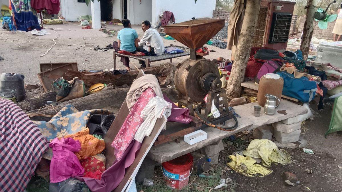 अशोकनगर के बढ़ौली गांव में रहस्यमयी मामला: जहां रहने जाते हैं, वहीं लग जाती है आग; दहशत में परिवार