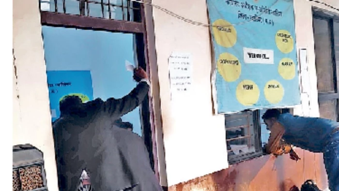 रिकॉर्ड गायब होने पर नकल शाखा में हंगामा, कर्मचारी बोला- तहसीलदार ने कॉलर पकड़कर दी धमकी
