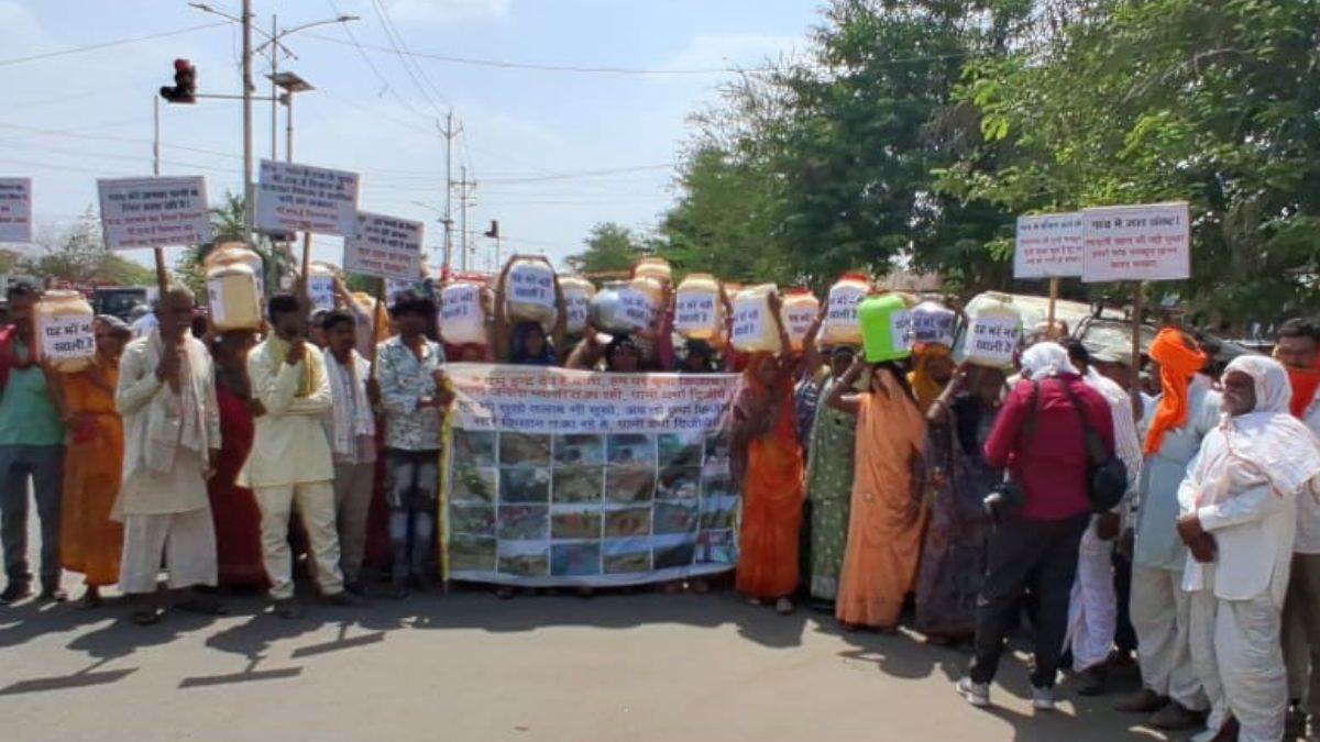 जल संकट को लेकर महिलाओं की 'गांधीगिरी': सिर पर खाली बर्तन, हाथों में गुलाब, 43°C की धूप में पैदल पहुंचीं भोपाल