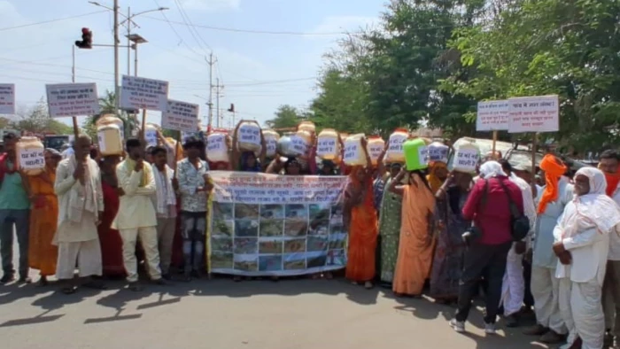 जल संकट को लेकर महिलाओं की 'गांधीगिरी': सिर पर खाली बर्तन, हाथों में गुलाब, 43°C की धूप में पैदल पहुंचीं भोपाल